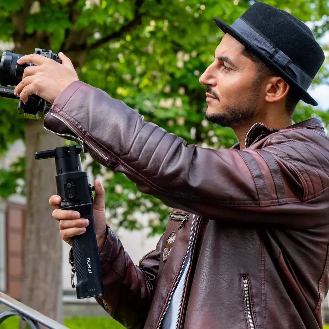 Jasin Palmadessa beim Dreh mit Kamera auf dem Gimbal – Szenenmeister