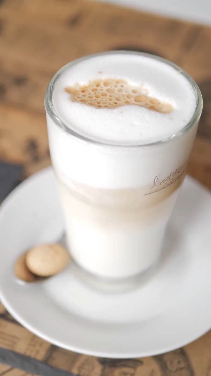 Gastronomie-Reel: Latte Macchiato in Szene gesetzt
