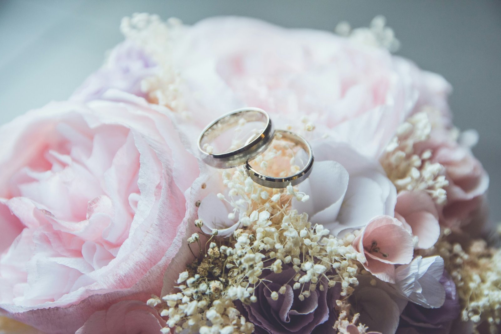 Emotionaler Moment mit Eheringen bei einer Hochzeit