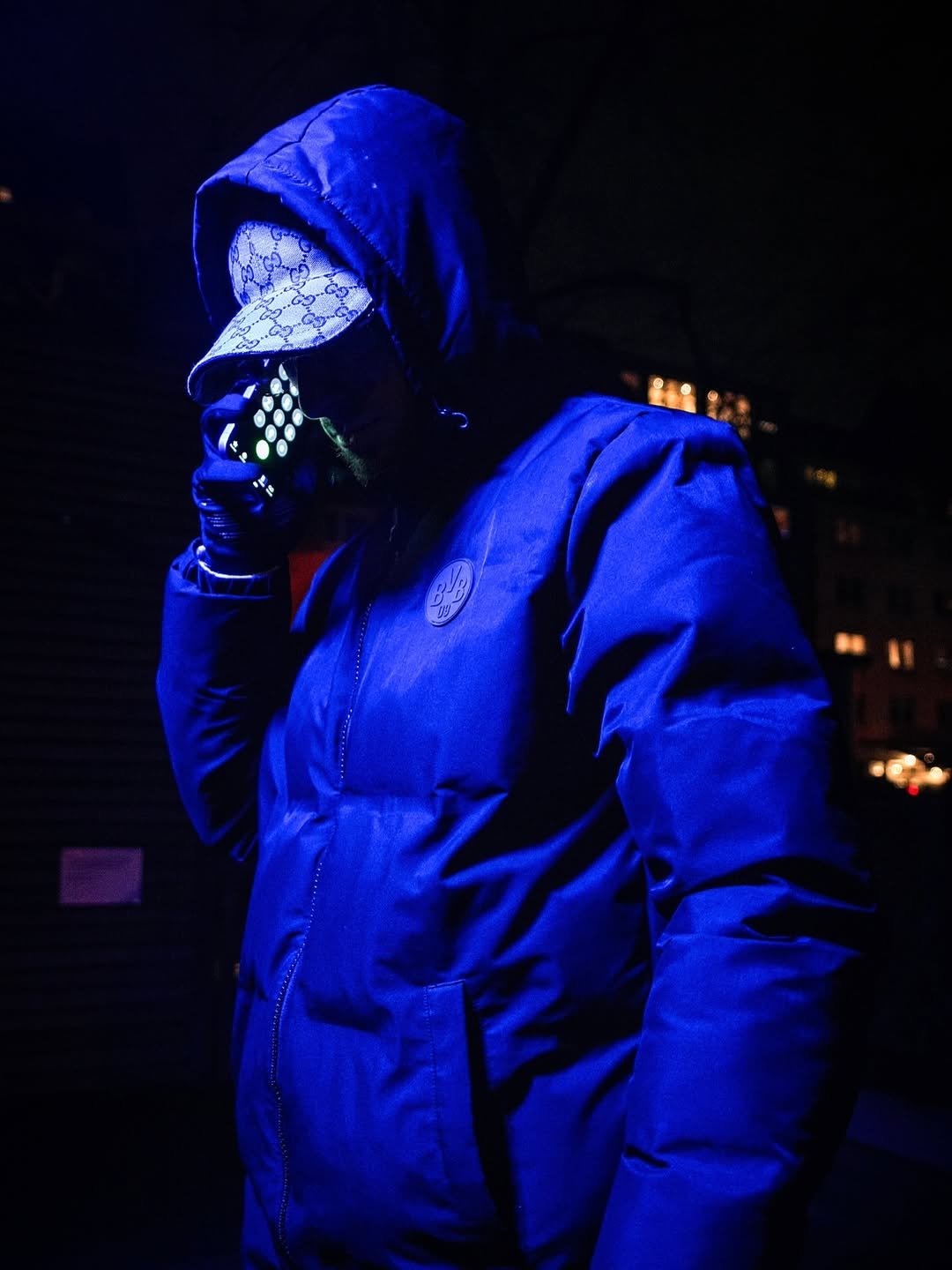 Cyberpunk-Nachtaufnahme in tiefem Blau – Musikvideo-Produktion Szenenmeister